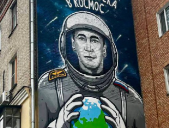 В Хабаровске появился мурал в честь космонавта Дуброва