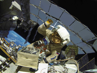 Российские космонавты завершили выход в открытый космос