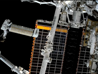 Американские космонавты завершили семичасовой выход в открытый космос