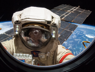 Российские космонавты вышли в открытый космос