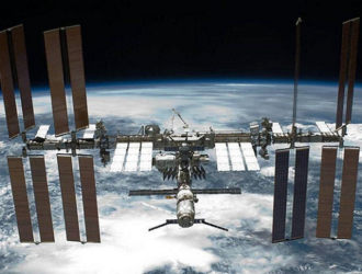 Экипаж считает, что трещина на МКС могла появиться от удара снаружи станции