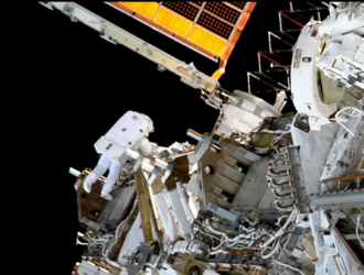 Астронавты NASA работают в открытом космосе