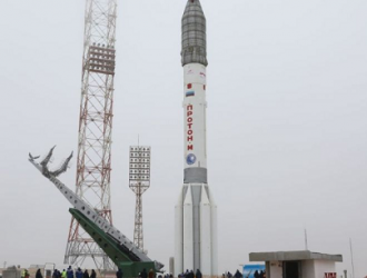 Ракету «Протон-М» с двумя спутниками связи вновь установили на стартовый стол Байконура